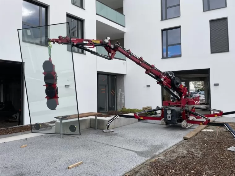 Remplacement de vitrages cassés avec mini grue araignée sur lyon