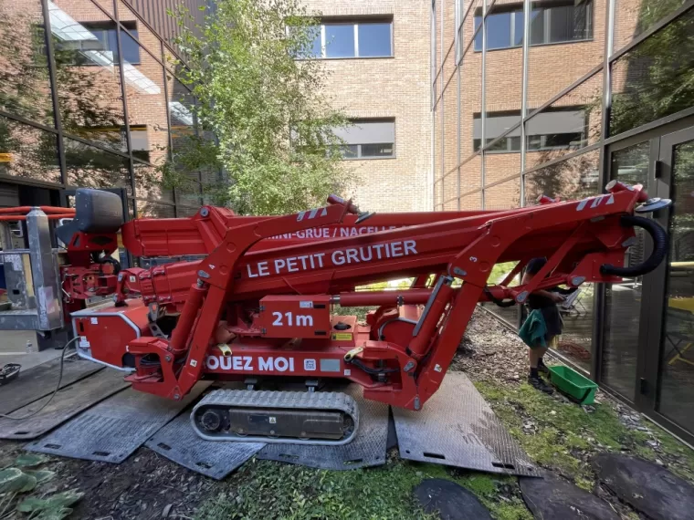 Nacelle Araignée 21m dans un patio en pelouse, plaques de protections de sol