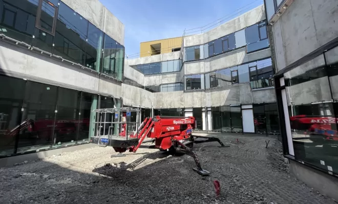 Location Nacelle Araignée 27m, Lyon, dans un Patio avec limite de charges pour l'accès