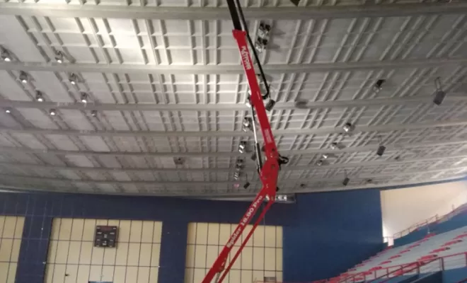 Location Nacelle Araignée 18m 18.90, Bourgoin, au bord d'une piscine municipal