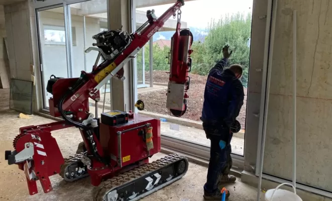 Pose de vitrages avec notre mini grue ultra légère sur Limonest