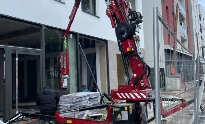 Mise en place de vitrages avec mini grue araignée 16m sur Lyon 