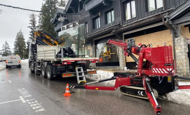 Remplacement de vitrages cassés avec mini grue araignée - robot de pose sur Lyon , Lyon, Le Petit Grutier
