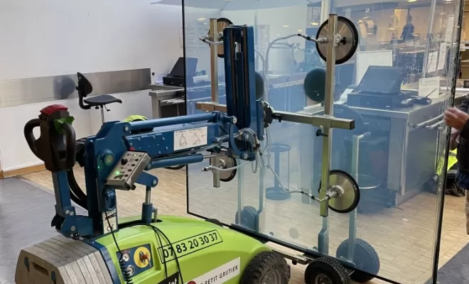 Remplacement de vitrages cassés avec robot de pose sur Perrache (Lyon)