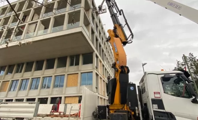 Camion grue 38m lyon pose de vitrages