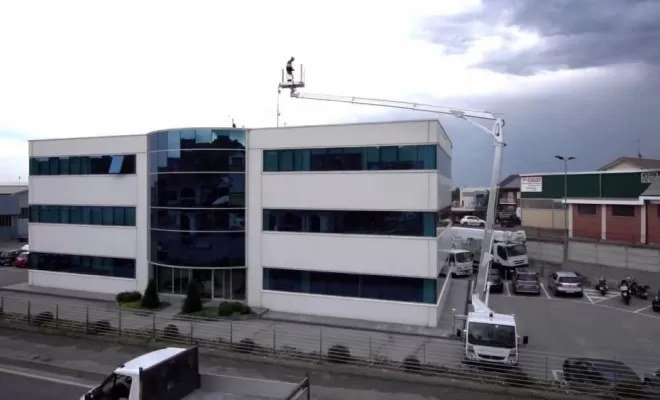Camion Nacelle 25m articulé passe par dessus un toit sur Bourgoin-Jallieu